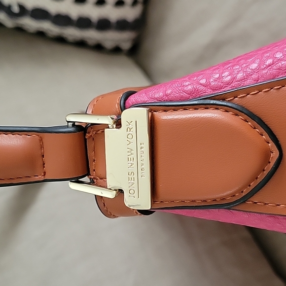 Jones New York Signature Ruby/Carmel Colorblock faux leather bag. Back zipper. - Picture 4 of 15